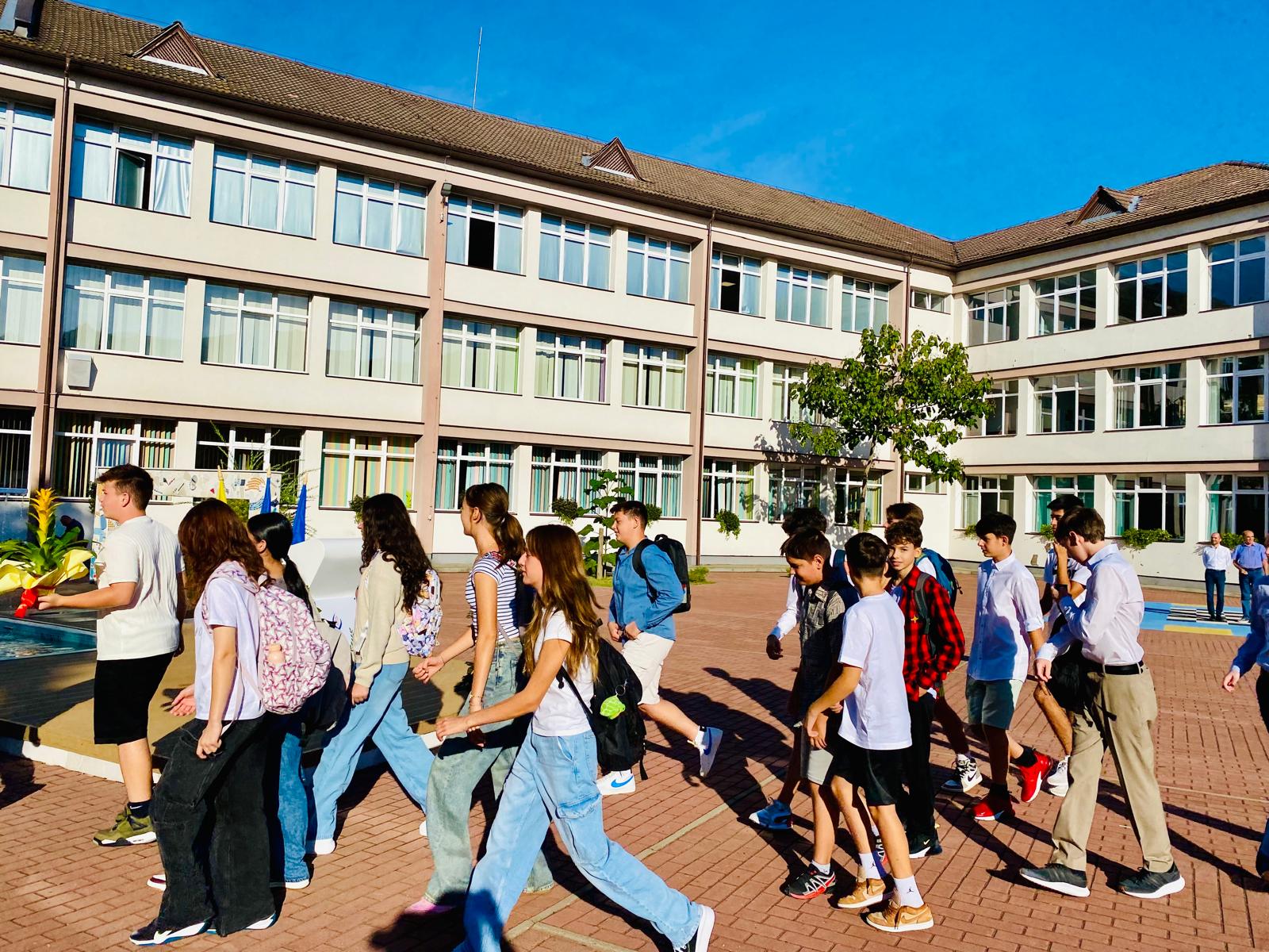 elevi intrand in scoala